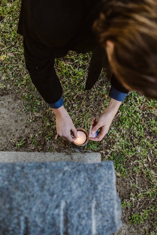 Recueillement sur une tombe — Roc Eclerc Nancy