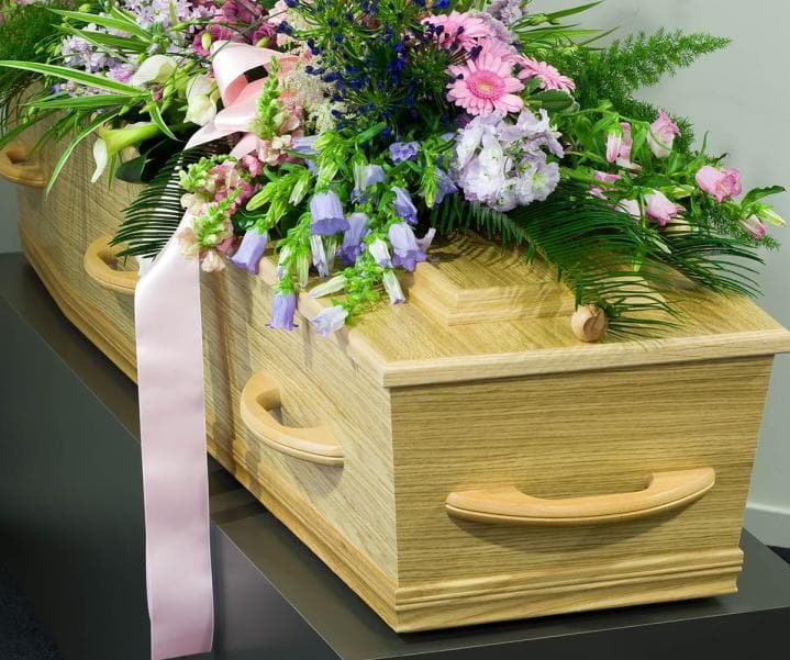 Des cercueils en bois et en carton